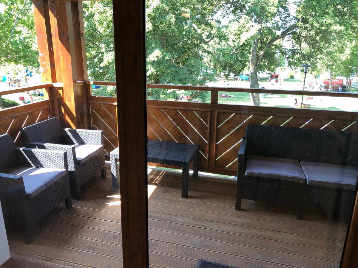 אפרטהוטל Balatonfůzfő Beachfront Studio Apartman מראה חיצוני תמונה