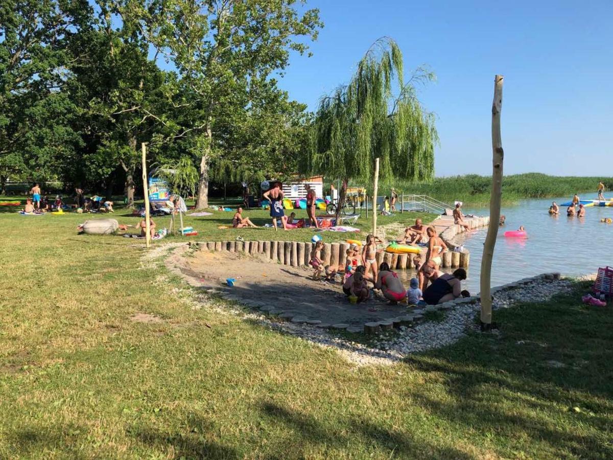 אפרטהוטל Balatonfůzfő Beachfront Studio Apartman מראה חיצוני תמונה