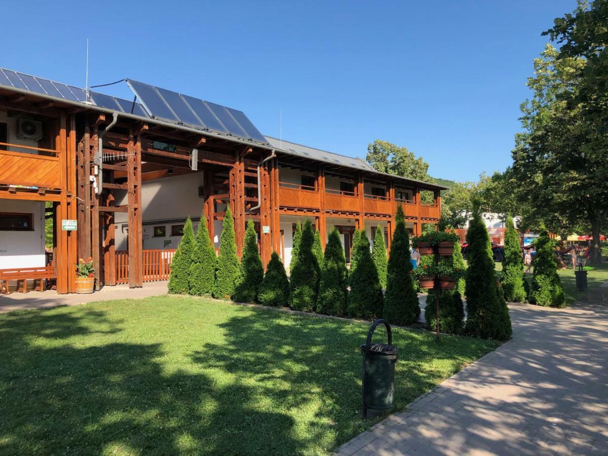 אפרטהוטל Balatonfůzfő Beachfront Studio Apartman מראה חיצוני תמונה